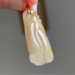 FINE JEWELRY l Honey Jadeite Jade pendant with 18k gold bail - natural untreated